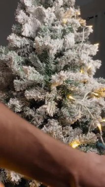 Karlı Noel Ağacının Işıklarını Hazırlayan Adam. 