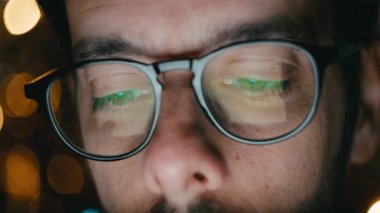 Adam Noel boyunca yeni telefonunu dikkatle kullanıyor. . 