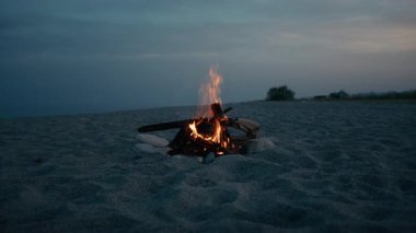 Mavi saatte sahilde şenlik ateşi