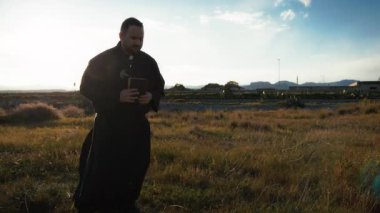 Güneşli bir günde Doğadaki Rahip 