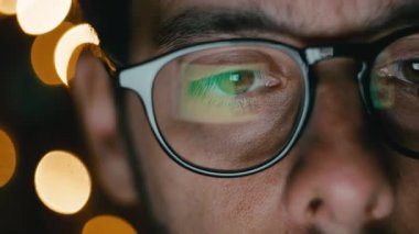 Telefonunun ışıklarıyla hipnotize edilen adam.. 