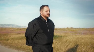 Güneşli bir günde Doğadaki Rahip 