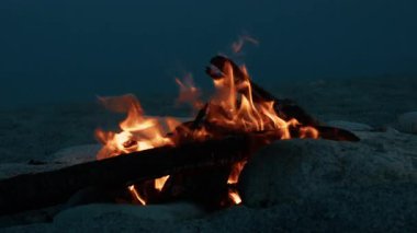 Mavi saatte sahilde şenlik ateşi