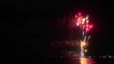 Meksika 'da bir gösteri sırasında gökyüzünde havai fişekler patlıyor.. 