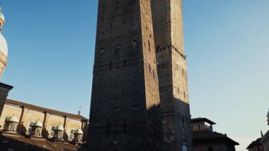 Bologna 'daki Garisenda ve Asinelli Kulelerinin Yüksekliği.