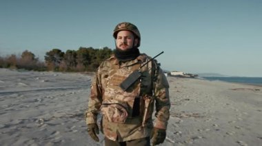 Deniz kenarında Askeri Operasyon Yapan Asker