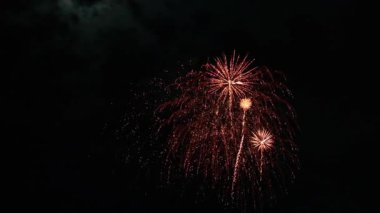 Gece yarısı gökyüzünde turuncu havai fişekler . 