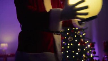 Noel Baba neşeli bir şekilde dans ediyor . 