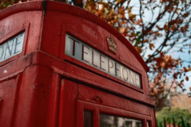 Kırmızı telefon kulübesinin tepesindeki kraliyet sembolü..