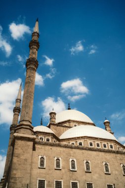 Mısır 'daki Eski Minarenin Üzerinde Mavi Gökyüzü.