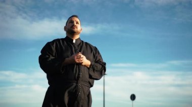 Güneşli bir günde Doğadaki Rahip