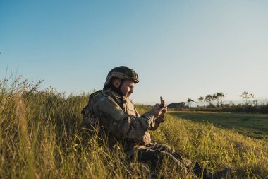 Müteahhit sahada kayboldu ve pusula kullanıyor..