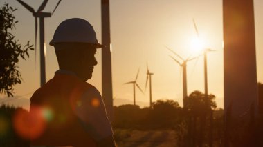 Güneş Işığı Teknisyenin Silüetine Vuruyor .