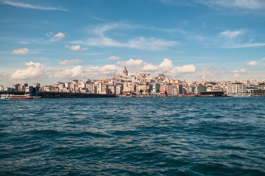 İstanbul 'un Altındaki Nehrin Suyu Skyline.