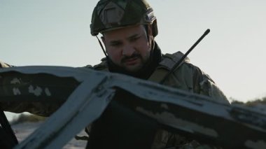 Deniz kenarında Askeri Operasyon Yapan Asker