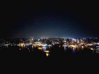 Karanlık Şehir Işıklarını ve Yansımalarını Gösterdikten Sonra Canlı Kahire Skyline.