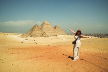 Kadın Turist Piramitlerin Manzarasından Hoşlanıyor.