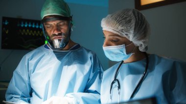 Tıbbi ekip tıbbi kayıtları inceliyor..