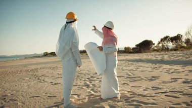 Projeyi analiz etmek için inşaat sahasındaki şeyhler..