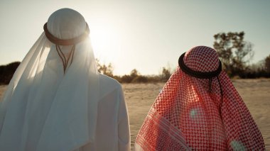 Güneşe bakan iki şeyh.