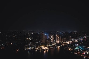 Kahire Gökyüzü Gecesi Canlı Şehir Işıkları Nil 'e Yansıyor.