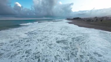 Kıyı şeridinin kasvetli görüntüsü .