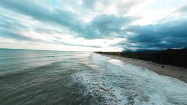 Ağır çekimde sakin bir okyanus. Yüksek kalite 4k görüntü