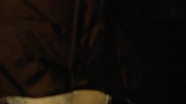 Maskeli adam kıyamet sonrası sahnesinde dua ediyor. Yüksek kalite 4k görüntü