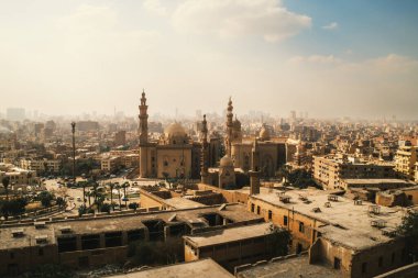 Kahire şehrinin ortasındaki caminin sabah manzarası..