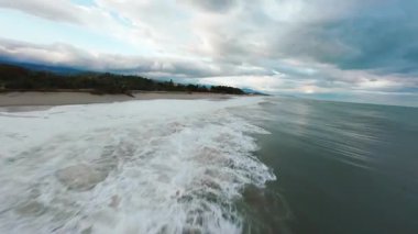 FPV insansız hava aracında fırtınalı okyanus dalgaları. Yüksek kalite 4k görüntü