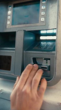 Adam kartı yerleştirir ve ödemeyi iğneyle tamamlar. .