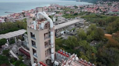 Terk edilmiş bir çimento fabrikasının hava manzarası.