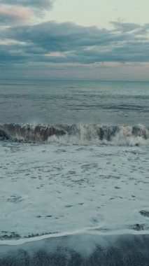 Fırtınalı okyanus dalgaları ağır çekimde. Yüksek kalite 4k görüntü