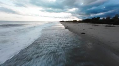 Fırtınanın sahil şeridi. Yüksek kalite 4k görüntü