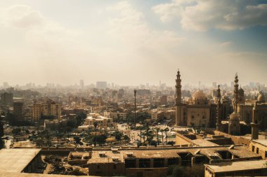Kahire şehrinin bulutlu silueti.