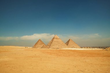 Piramitlerin ve renklerinin güzelliği.