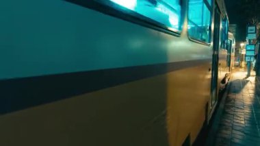 Şehirde geceleri tramvay geçiyor..