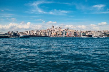 Arka planda istanbul binaları olan suyun kıtır kıtır su dokusu.