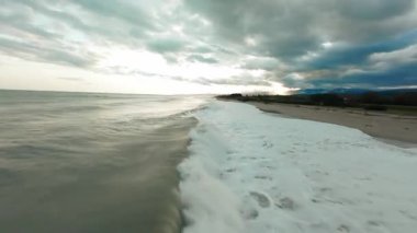 Büyük okyanus dalgaları üzerinde uçuyor. Yüksek kalite 4k görüntü