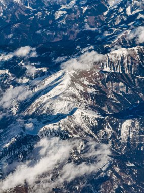 Alplerin tepesinde kar izleri.