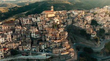 Calabria İtalya 'daki Badolato köyünün havadan görünüşü