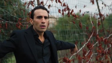 Adam bir deprem yaşadıktan sonra korkmuş ve endişelenmiş..