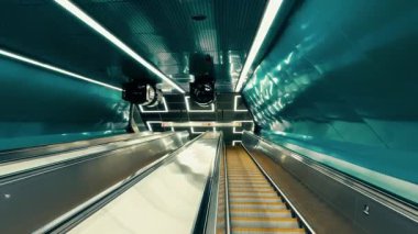 Budapeşte metrosundaki hareket halindeki merdivenlerden yukarı çıkıyor..