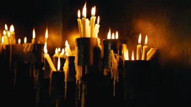 Kilisenin kutsal mekanında mumların alevleri..