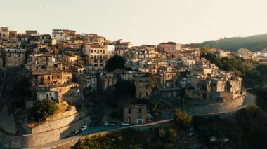 Calabria İtalya 'daki Badolato köyünün havadan görünüşü