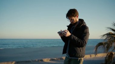 Uzman İHA Operatörü İHA 'yı Okyanusun Üzerinde Kontrol Ediyor.