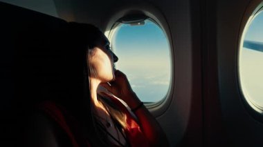Uçaktaki manzaraya hayran bir kadının bakışı..