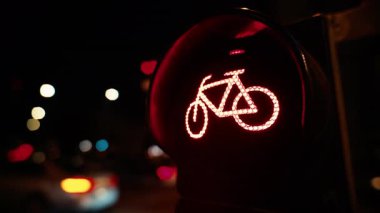 Arkadan geçen arabalı Kırmızı Kırmızı Otopark Işığı.