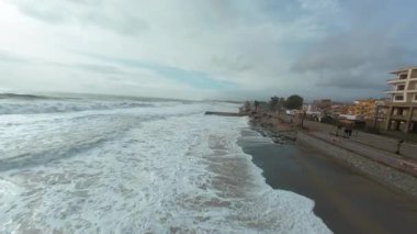 Okyanus dalgaları kıyı şeridini tahrip eder. Yüksek kalite 4k görüntü