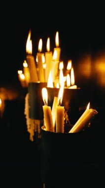 Mum yakan ve dua eden insanlar..